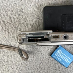 Casio Digital Camera Silver EXILIM ZOOM EX-Z70  7.2MP  with Charger